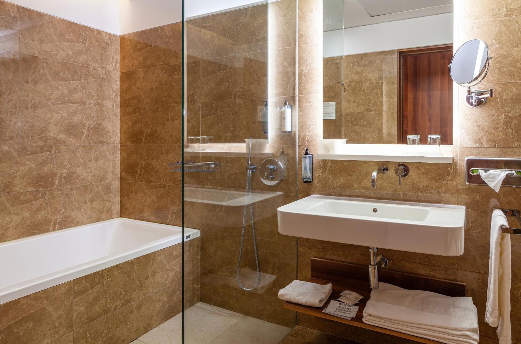 Deluxe Suite,1716978979:JPEG